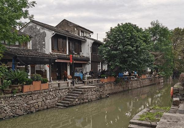 “劫贫济富式”教师调动被限制!教师无序流动问题早该引起重视